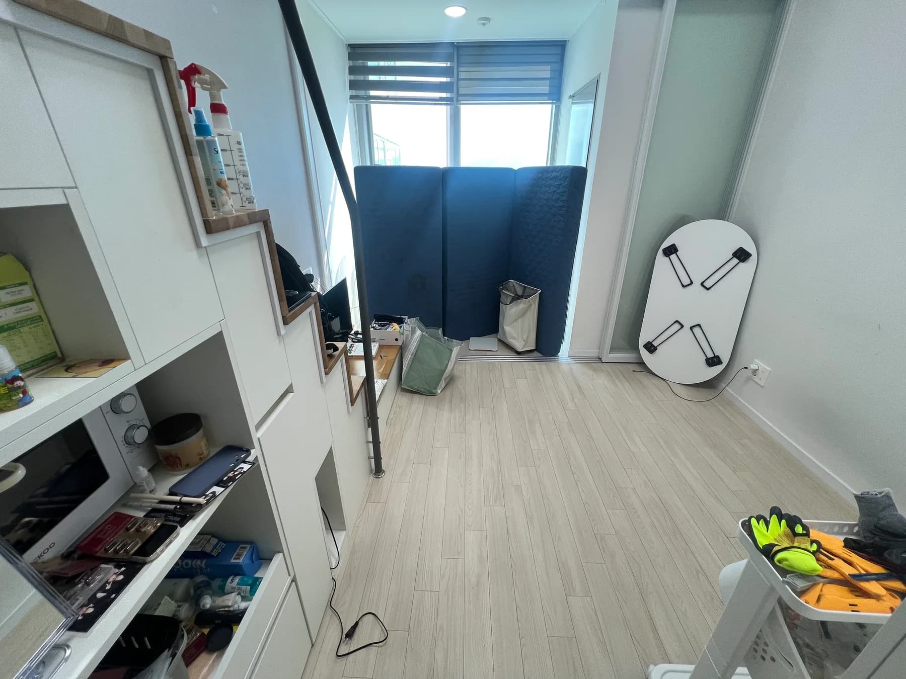 쓰레기 반출과 바닥 청소를 마친 생활공간