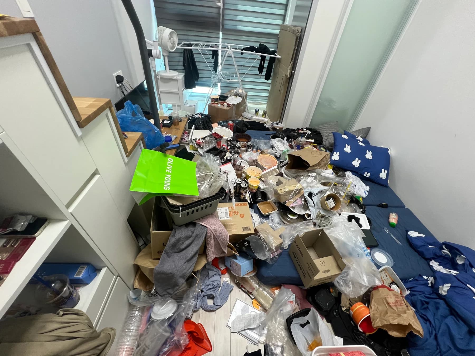 생활공간 청소 전 — 바닥에 쌓인 생활 쓰레기